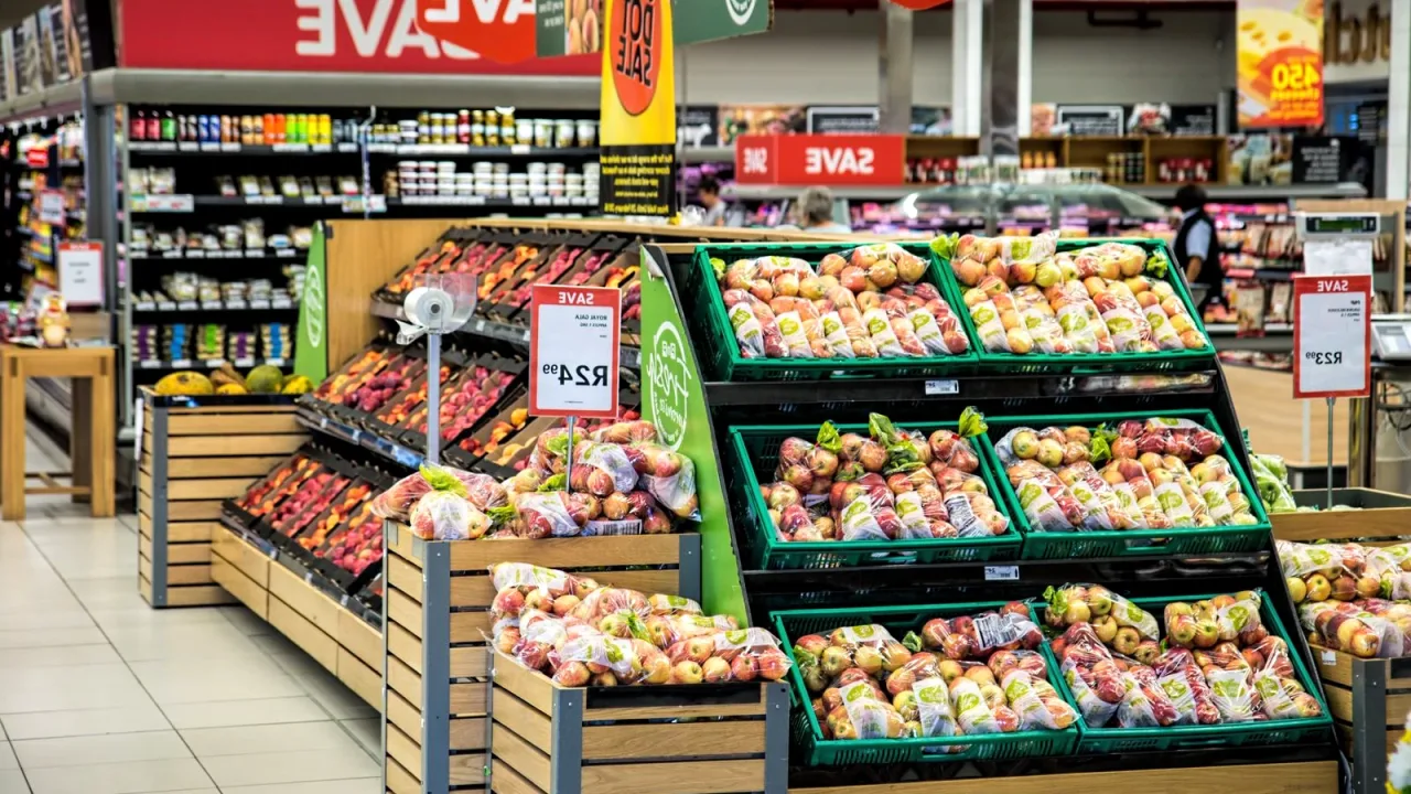 Market rafında konserve ve kuru gıda ürünleri